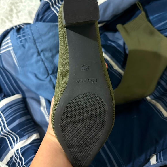 Ankle boots. NEW. Size 10 - Picture 2 of 3